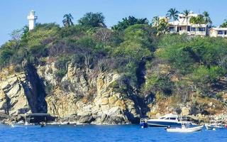 Fischerboote am Hafenstrand in Puerto Escondido Mexiko. foto