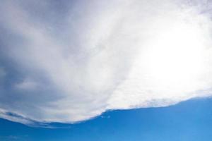 blauer himmel mit chemischen chemtrails kumuluswolken skalarwellen himmel. foto