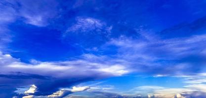 blauer himmel mit schönen wolken an einem sonnigen tag in mexiko. foto