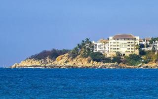 große surferwellen und felsen am strand puerto escondido mexiko. foto