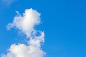 blauer himmel mit schönen wolken an einem sonnigen tag in mexiko. foto