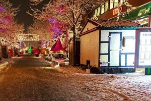 weihnachtsmarkt in bremerhaven bei nacht in deutschland. foto