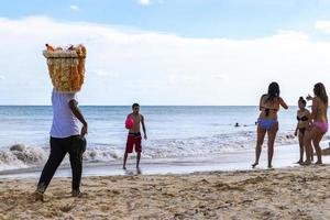 playa del carmen quintana roo mexiko 2022 strandverkäufer mit lebensmittelbox auf dem kopf in mexiko. foto