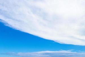 blauer himmel mit chemischen chemtrails kumuluswolken skalarwellen himmel. foto