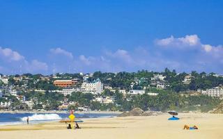 puerto escondido oaxaca mexiko 2022 sonnenstrand menschen wellen und boote in puerto escondido mexiko. foto