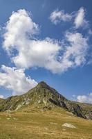 Schönheitslandschaft der Wolken über dem Berghügel, Rila-Gebirge, Bulgarien foto