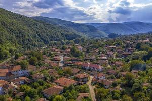schöne luftaufnahme von der drohne eines kleinen bergdorfes. Ichera, Bulgarien foto