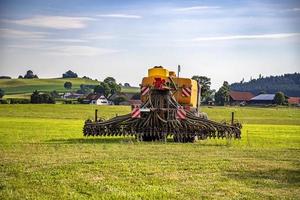 ausbringung von dünger auf ackerland mit dem schweren traktor arbeitet auf dem feld in deutschland foto
