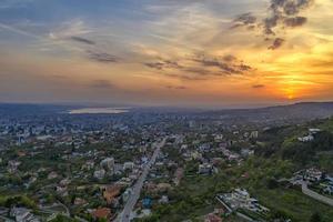 Luftaufnahme der Stadt Varna und des Meeres, Bulgarien bei Sonnenuntergang foto