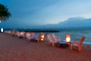 abstraktes unschärferestaurant am strand bei nacht foto