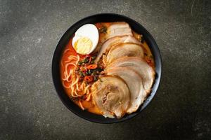 Ramen-Nudeln pikante Tomyum-Suppe mit Schweinebraten foto