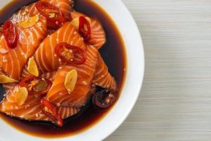 frischer Lachs roh eingelegt in Shoyu-Sauce foto