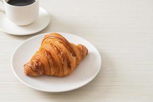 frisches Croissant auf weißer Platte foto