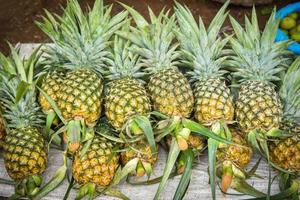 frische tropische Früchte der Ananas zum Verkauf auf dem Markt foto