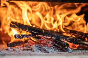 brennendes brennholz im kamin hautnah. in einem brennenden Wald foto