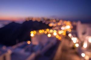 Unscharfer Stadtsonnenuntergang mit abstraktem Hintergrund der Bokeh-Sonnenlichtwelle. kopierraum für sommerferien im freien und reiseabenteuerkonzept. Sonnenuntergangslandschaft, verschwommene Sicht und Horizont, Nachtstraße, Nachtleben foto