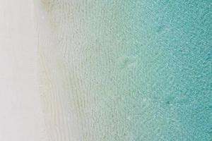 weiche, sanfte blaue Meereswellen am tropischen Strand, wunderschöne Luftlandschaft. ruhige, entspannende Sommerstimmung. ruhige See foto