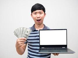 mann gestreiftes hemd verdient geld mit job, der den weißen bildschirm des laptops isoliert hält foto