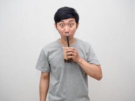 asiatischer mann, der boba tee isoliert trinkt foto