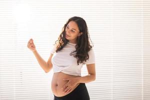 schwangere frau, die ihren bauch berührt, kopierraum. Schwangerschaft und Mutterschutz foto