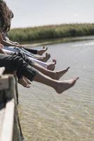 ein paar freunde, die sich auf der birne an einem see entspannen. sommerferienkonzept foto