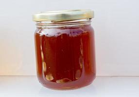 glas mit honigset mit deckelnahaufnahme foto