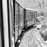 shimla, himachal pradesh, indien - 14. mai 2022 - spielzeugeisenbahn kalka-shimla route, weiter mit der eisenbahn zum hügel, spielzeugeisenbahn von kalka nach shimla in indien inmitten grüner naturwälder foto