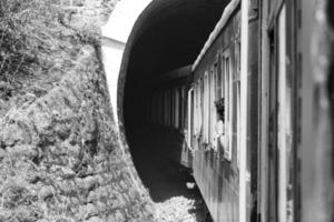 shimla, himachal pradesh, indien - 14. mai 2022 - spielzeugeisenbahn kalka-shimla route, weiter mit der eisenbahn zum hügel, spielzeugeisenbahn von kalka nach shimla in indien inmitten grüner naturwälder foto