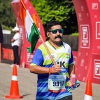 neu delhi, indien - 16. oktober 2022 - vedanta delhi halbmarathonrennen nach covid, bei dem die marathonteilnehmer kurz vor dem überqueren der ziellinie stehen, delhi halbmarathon 2022 foto