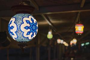 blaue traditionelle türkische lampe oder handgefertigte laterne, selektiver fokus auf laterne, unscharfer hintergrund, beliebte souvenirlaternen im abendcafé foto