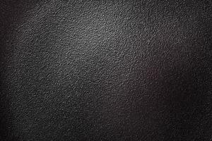 leere schöne schwarze keramikplatte auf dunklem betonhintergrund foto
