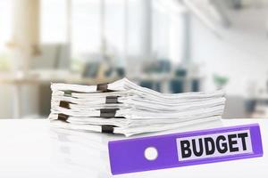 Budget. geschäftsbüro mit büroordnern und papierstapeln auf dem schreibtisch. foto