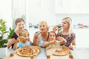 Familienpizza. große familie, die große pizza isst foto