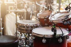 Schlagzeug-Set mit Stöcken auf Snare-Drums foto