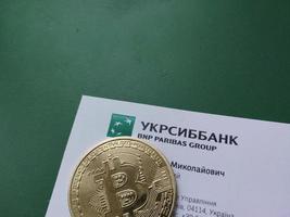 kiew, ukraine - 4. januar 2023 angebot von bankdienstleistungen und debitkarten foto