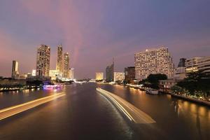 bangkok stadtbild nachtansicht im geschäftsviertel, einkaufszentrum und hotel. foto