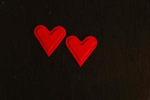 Liebesherzen auf hölzernem Beschaffenheitshintergrund. valentinstag-kartenkonzept. Herz für Valentinstag Hintergrund. foto