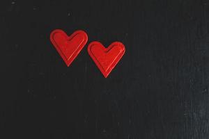 Liebesherzen auf hölzernem Beschaffenheitshintergrund. valentinstag-kartenkonzept. Herz für Valentinstag Hintergrund. foto