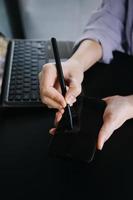 asiatische kollegen mann und frau diskutieren und arbeiten mit laptop-computer am schreibtisch im büro foto