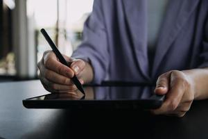 asiatische kollegen mann und frau diskutieren und arbeiten mit laptop-computer am schreibtisch im büro foto