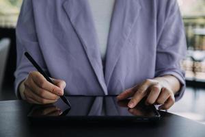 asiatische kollegen mann und frau diskutieren und arbeiten mit laptop-computer am schreibtisch im büro foto