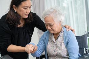 pflegekraft hilfe und pflege asiatische seniorin oder ältere alte dame patientin sitzt im rollstuhl im krankenhaus, gesundes starkes medizinisches konzept. foto