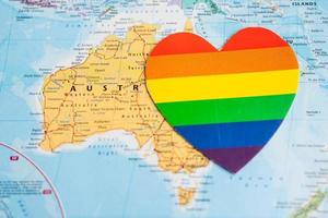 bangkok, thailand, 1. juni 2022 regenbogenfarbenes herz auf globus weltkartenhintergrund, lgbt stolzmonat feiern jährlich im juni, symbol für schwule, lesben, bisexuelle, transgender, menschenrechte und frieden. foto