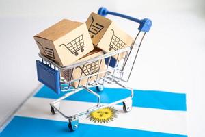 Box mit Einkaufswagen-Logo und Argentinien-Flagge, Import-Export-Shopping online oder E-Commerce-Finanzierungslieferservice-Shop-Produktversand, Handel, Lieferantenkonzept. foto