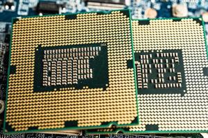 cpu, chip der zentralen prozessoreinheit chip auf leiterplatte in der pc- und laptop-computertechnologie. foto