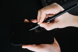 asiatische kollegen mann und frau diskutieren und arbeiten mit laptop-computer am schreibtisch im büro foto