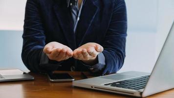 asiatische kollegen mann und frau diskutieren und arbeiten mit laptop-computer am schreibtisch im büro foto