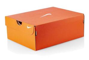 Nike-Schuhe-Box isoliert auf weißem Hintergrund. foto