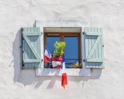 Fassade des Gebäudes mit den Flaggen Frankreichs im Fenster. foto