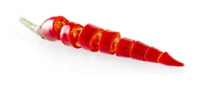 Draufsicht auf geschnittene rote Chilischote isoliert auf weißem Hintergrund foto